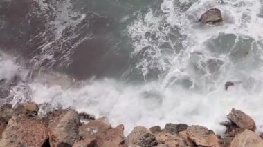 Ibiza kayalıklarla, yatay kaydırma ve panoramik manzaralarını sunan bir Ibiza plaj yaz