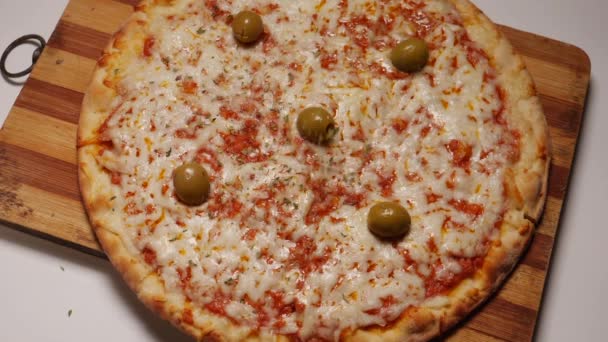 Pizza Italienne Olives Condiments — Video