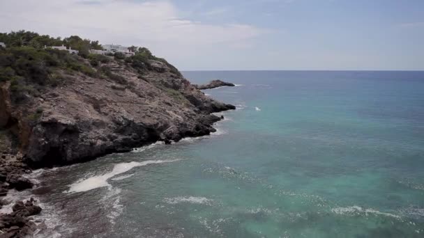 イビサ島の崖 水平パン 夏にイビサ島のビーチのパノラマの景色 — ストック動画