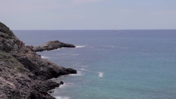 イビサ島の崖 水平パン 夏にイビサ島のビーチのパノラマの景色 — ストック動画