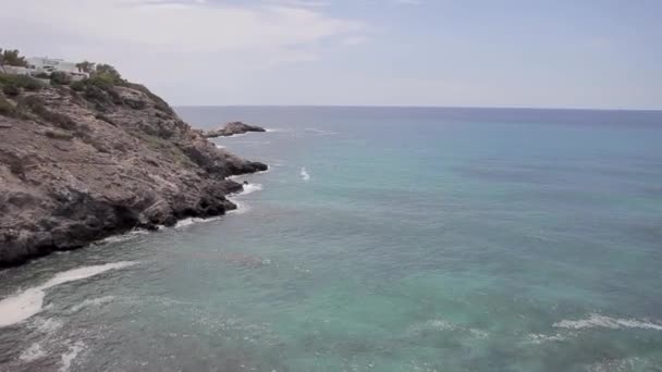 Ibiza Kayalıklarla Yatay Kaydırma Panoramik Manzaralarını Sunan Bir Ibiza Plaj — Stok video