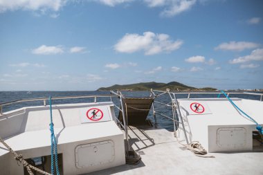 Stern bir gemi, halatlar ve deniz mili