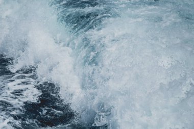 Motorlu tekne ile hareketli deniz suyu