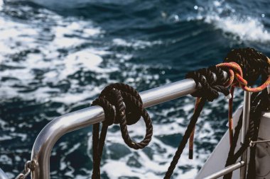 Stern bir gemi, halatlar ve deniz mili