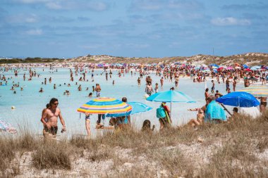 Formentera, İspanya - 12 Ağustos 2018: Illetas plaj zevk insanlar