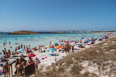 Formentera, İspanya - 12 Ağustos 2018: Illetas plaj zevk insanlar