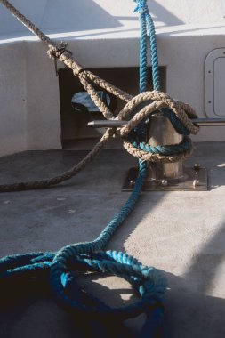 Stern bir gemi, halatlar ve deniz mili