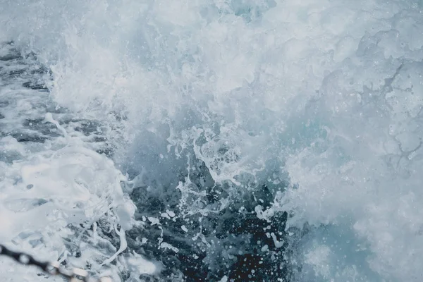 Motorlu tekne ile hareketli deniz suyu