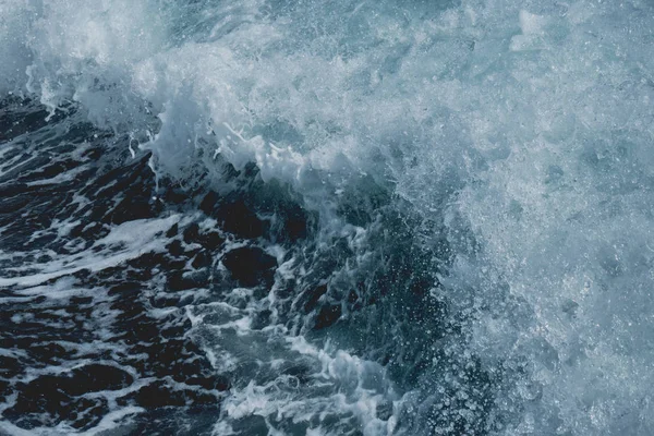 Motorlu tekne ile hareketli deniz suyu