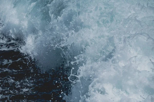 Motorlu tekne ile hareketli deniz suyu