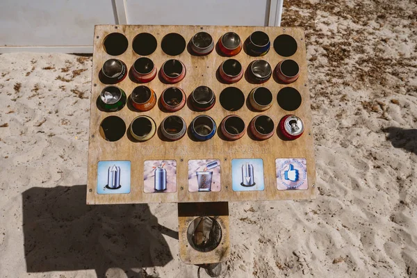 Formentera, İspanya - 12 Ağustos 2018: Craft kül tablası üzerinde insanlar değil atmak sigara izmaritleri kum bunu farkındalığı arttırmak için Illetas beach