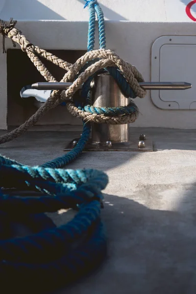 Stern of a ship, ropes and knots