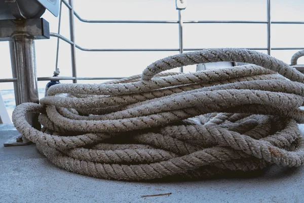 Stern bir gemi, halatlar ve deniz mili