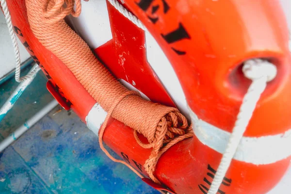 Orangefarbener Schwimmer Auf Einem Boot lizenzfreie Stockfotos