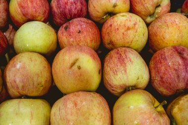 satışa lezzetli kırmızı elmalar
