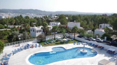 Ibiza, İspanya - 12 Ağustos 2018: Panoramik San Antonio bay ve Otel havuz