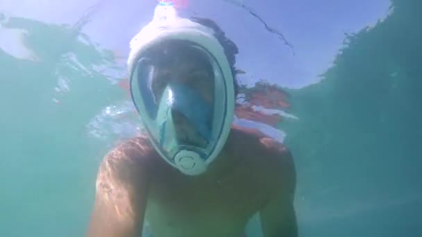 Man Dykning Med Mask — Stockvideo