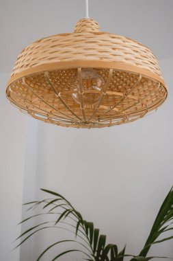 Ahşap lambası tavandan asılı