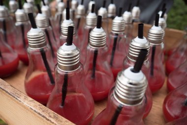 Garson kase kırmızı içecek ampul şekli ile hizmet