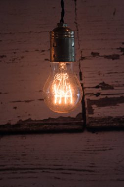 yakın çekim eski ampul, ahşap arka plan aşınmış yaktı