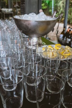gözlük içecekler olmadan bir bar çubuk