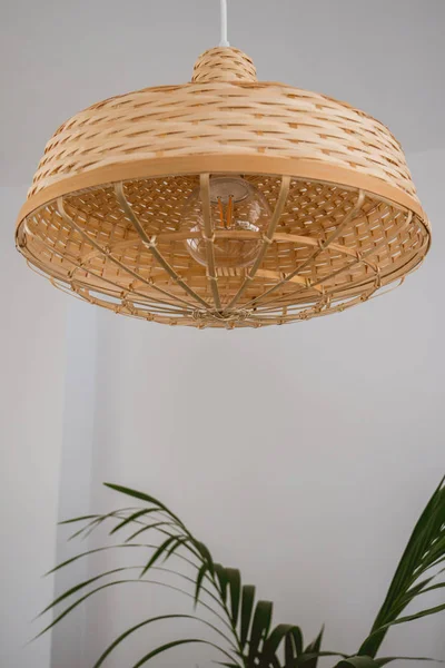 Ahşap lambası tavandan asılı