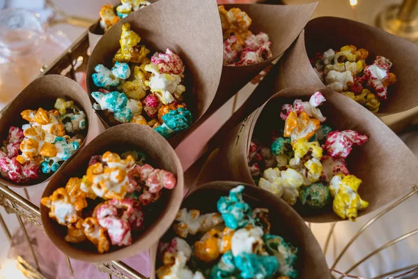 karton koni içinde renkli patlamış mısır