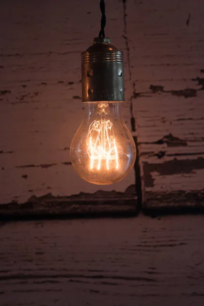 yakın çekim eski ampul, ahşap arka plan aşınmış yaktı