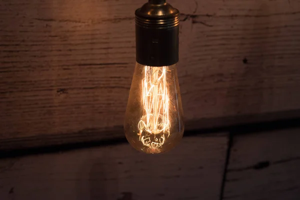 yakın çekim eski ampul, ahşap arka plan aşınmış yaktı