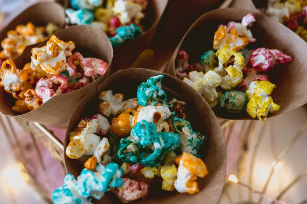 Buntes Popcorn Papptüten lizenzfreie Stockfotos