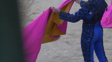 Boğa güreşçisi yavaş boğa öldürmek için hazır