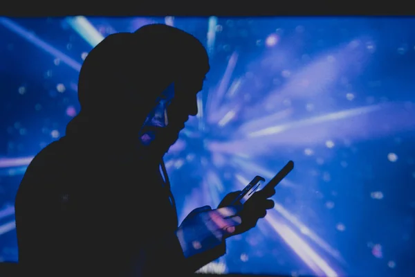 Sakallı futuristik bir ortamda fotoğraf çekmek çekici genç adam