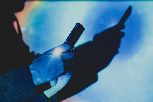 Akıllı telefon elinde olan adam