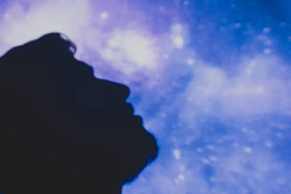 Renkli bir arka plan ile çekici bir adamın yüzünü gölgesi