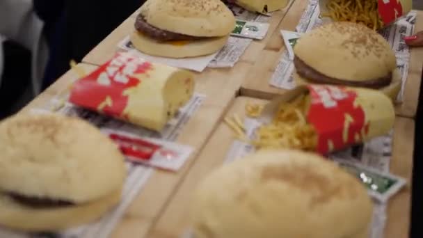 Hochzeitskellner Serviert Mit Tablett Das Essen — Stockvideo