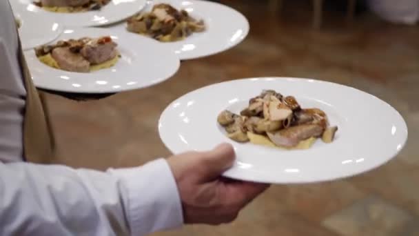 Düğün Garson Ile Tepsi Yemekleri Sunan — Stok video
