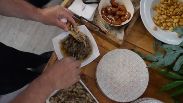 在婚礼上的鸡尾酒桌上供应食物的人 — 图库视频影像