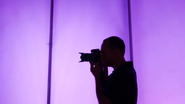 Fotoğrafçının Silueti Fotoğraf Çekme Kamerayı Düşürme Kaldırma Renklerin Arka Planı — Stok video