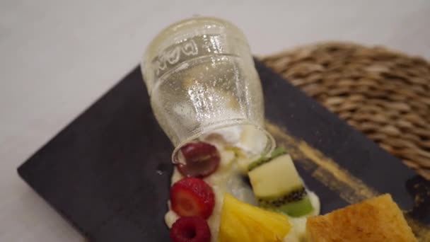 Utsökt Dessert Med Glass Frukt Och Mycket Krispiga Kola — Stockvideo