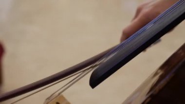 El Çello çalan müzisyen