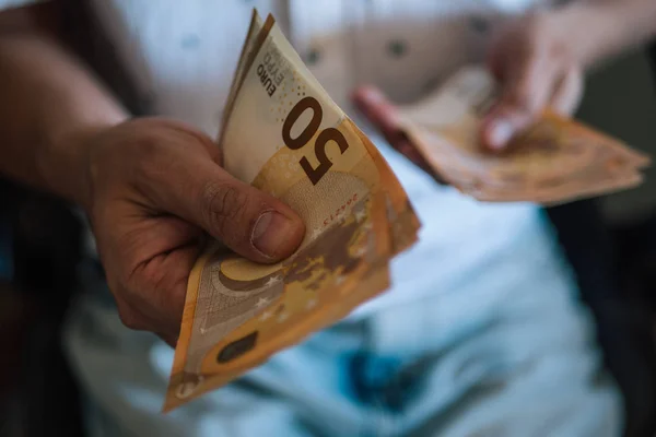 erkek eli 50 euro faturaları sayma