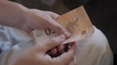  Eller bir adam 50 euro faturaları sayma