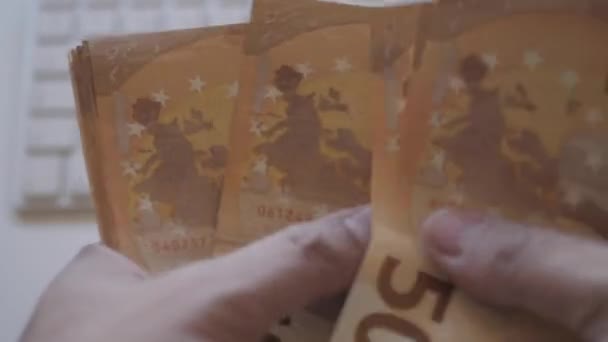 Χέρια Του Ανθρώπου Μετρώντας Τους Λογαριασμούς Πενήντα Ευρώ — Αρχείο Βίντεο