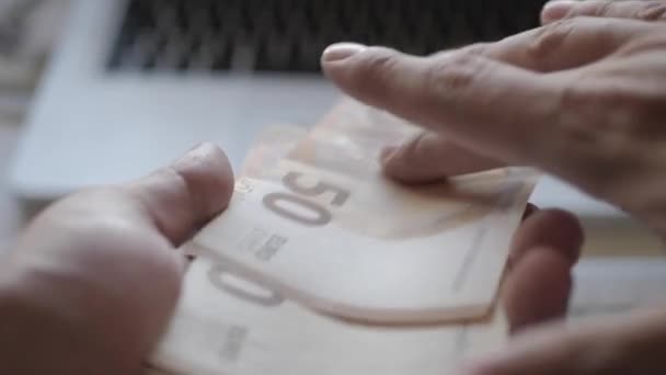 Руки Человека Насчитавшего Евро — стоковое видео
