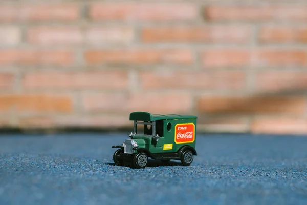 Valencia Spanien Februar 2019 Alter Spielzeug Truck Mit Coca Cola lizenzfreie Stockfotos