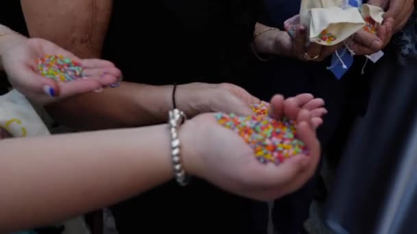 Mãos Pessoas Com Muito Arroz Para Jogar Uma Noiva Noivo — Vídeo de Stock