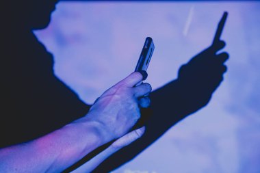 Akıllı telefon elinde olan adam