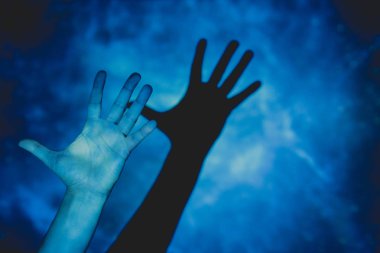 kişi açık elle, beş parmak