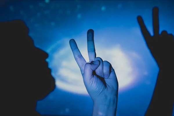 Adamın elini zafer ve barış sembolü yapma