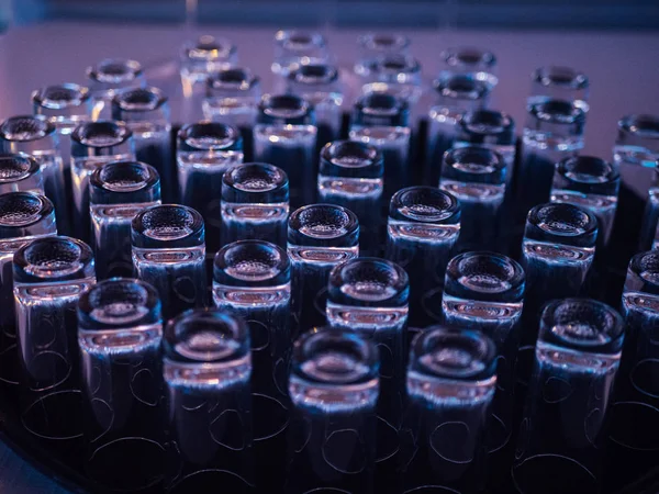 Gözlük bar counter renkli aydınlatma ile vurdu